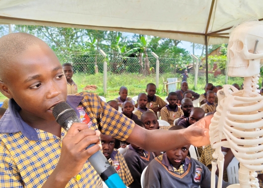 Wissen zum Anfassen in der Kibirige Primary School