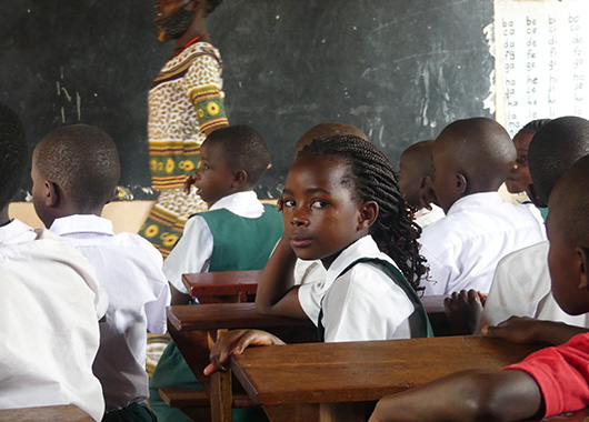 Kinder der Kisakye Primary School während des Unterrichts.