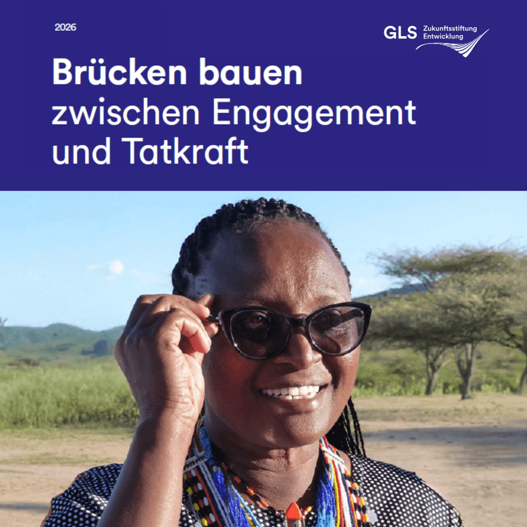 Cover der Stiftungsbroschüre der GLS Zukunftsstiftung Entwicklung, das Text und eine Frau mit Sonnenbrille abbildet