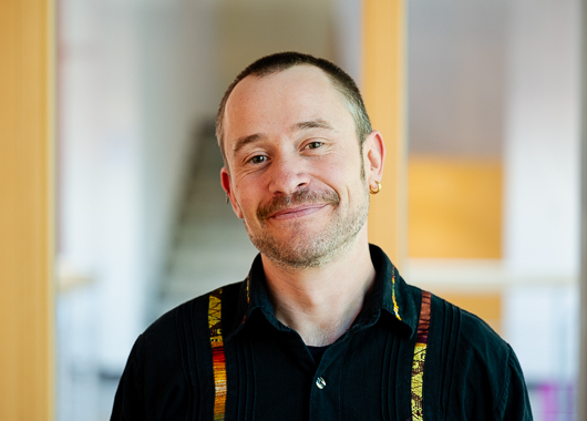 Porträt eines männlichen Mitarbeitenden 