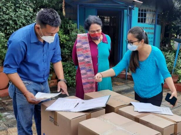 Nothilfe Nepal: Sauerstoffgeräte erreichen Kathmandu