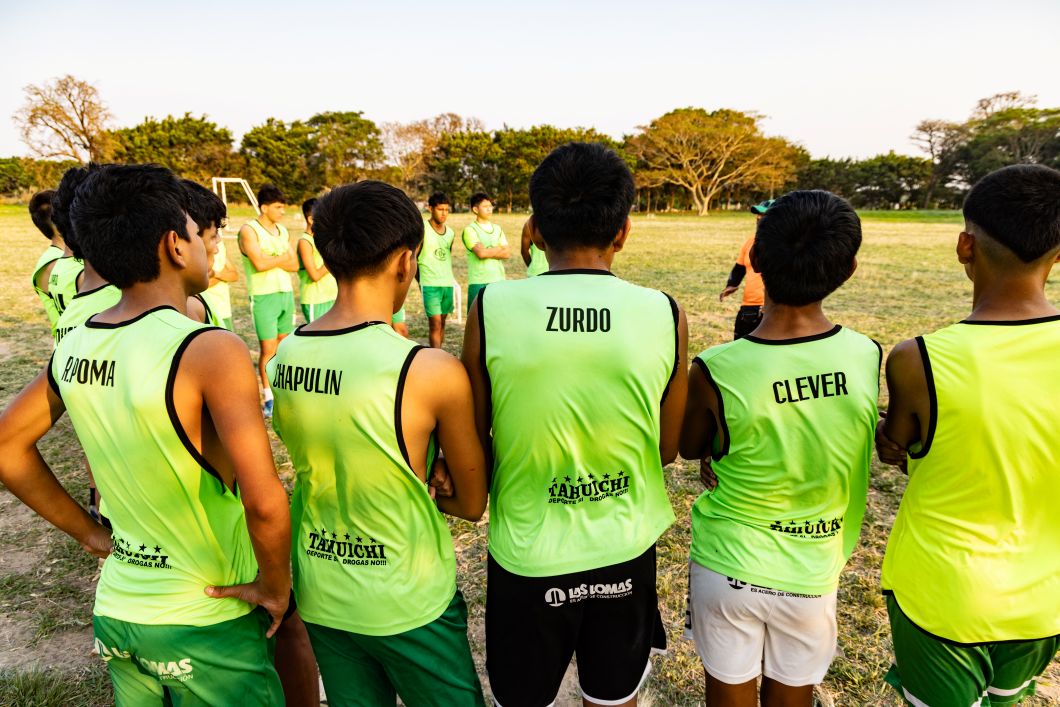 Juan Daniel trainiert auf dem Fußballplatz der Tahuichi Academia in Santa Cruz.