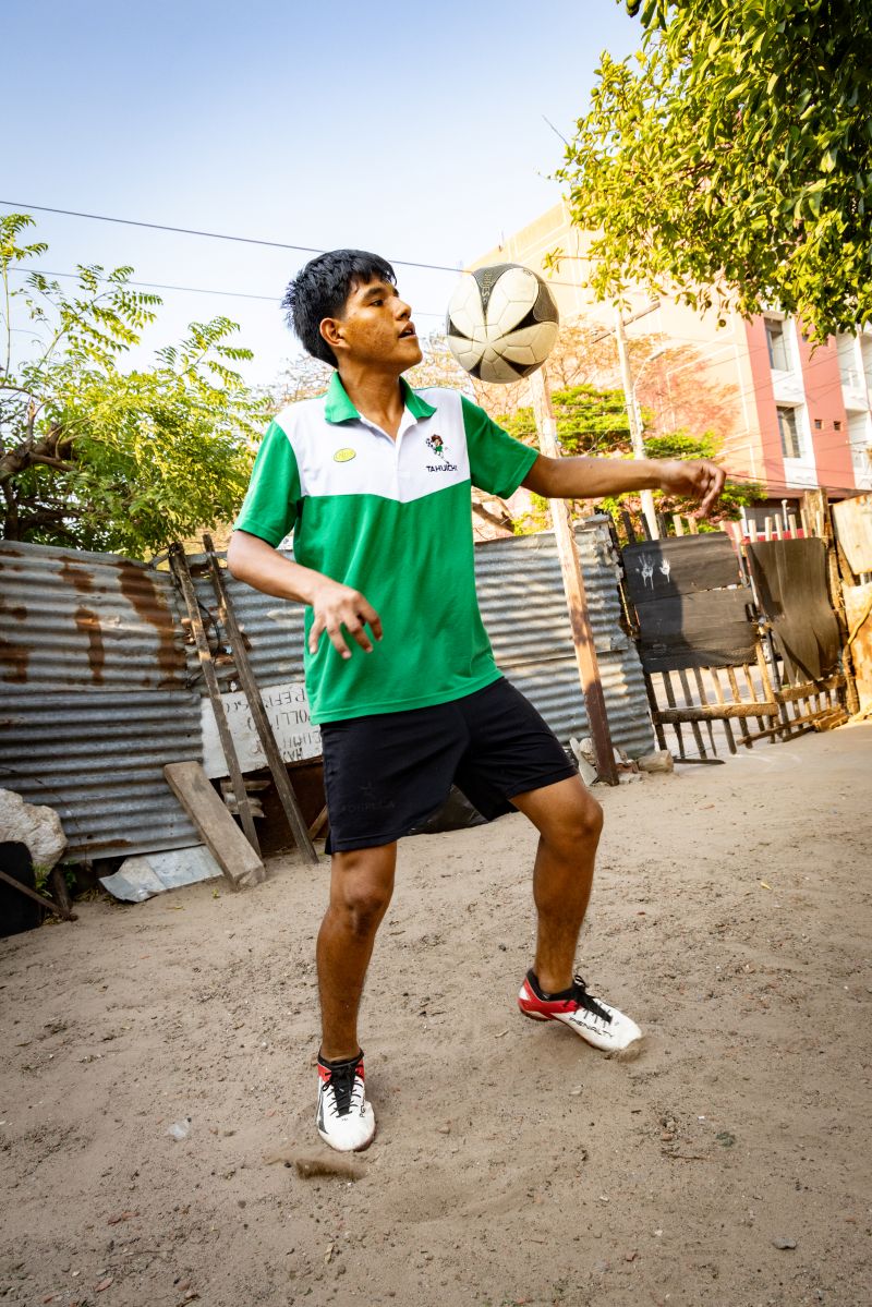 Porträt von Juan Daniel Roca Estrada, 15 Jahre alt, Schüler und Fußballspieler aus Santa Cruz.