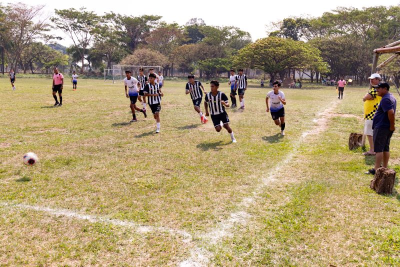 Juan Daniel hat ein Spiel auf dem Fußballplatz der Tahuichi Academia in Santa Cruz.