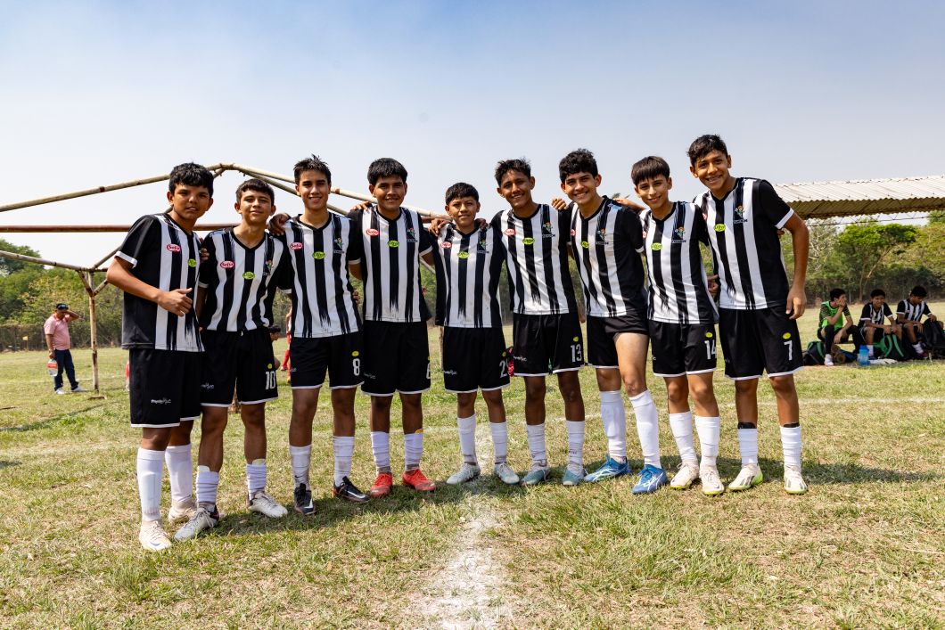 Gruppenfoto des Fußballteams von Juan Daniel 