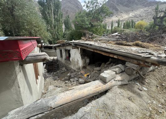 Ein von der Flut zerstörtes Haus in den Bergen Pakistans. 