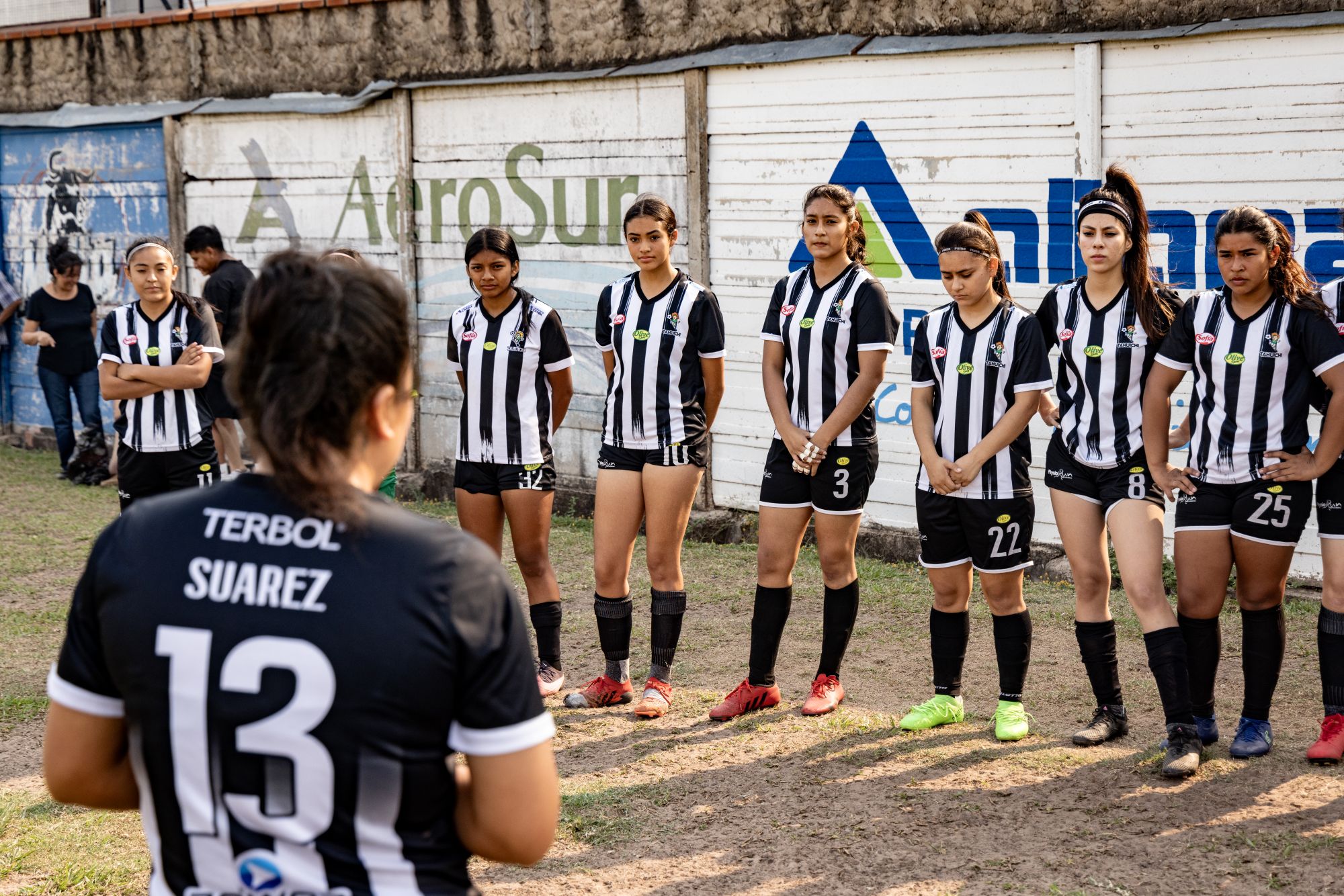 Micaela Villaroel spielt als Außenstürmerin auf dem Fußballfeld der Tahuichi Academia.